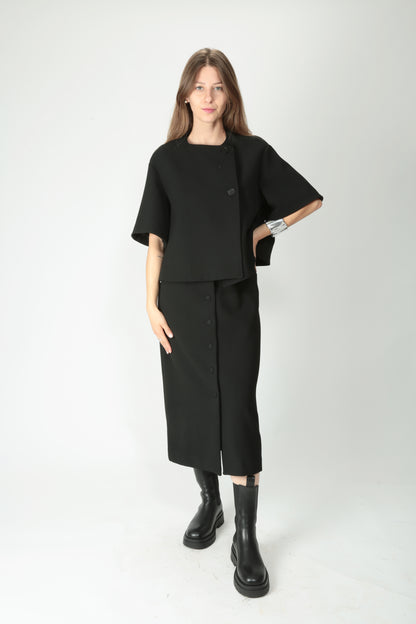 https://admin.shopify.com/store/gulieshop/products/15491874390365#:~:text=https%3A//www.gulieshop.it%20%E2%80%BA%20products%20%E2%80%BA%20l%2Dconti%2Dgiacca%2Dcorta%2Din%2Dcrepe%2Dwendy%2Df5wm70