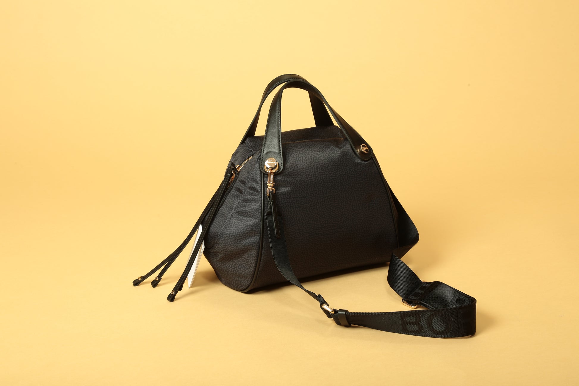 https://admin.shopify.com/store/gulieshop/products/15491902275933#:~:text=https%3A//www.gulieshop.it%20%E2%80%BA%20products%20%E2%80%BA%20borbonese%2Dborsa%2Dbauletto%2Din%2Dtessuto%2Driciclato%2D924846%2Di15%2D1