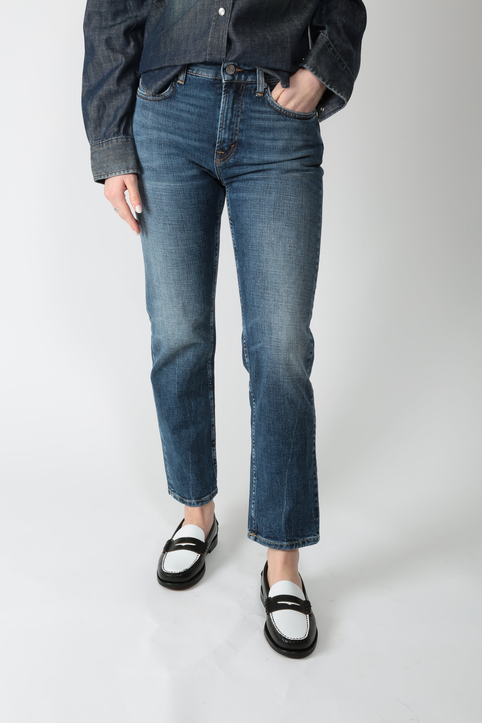 https://admin.shopify.com/store/gulieshop/products/15894166700381#:~:text=https%3A//www.gulieshop.it%20%E2%80%BA%20products%20%E2%80%BA%20department%2D5%2Djeans%2Dboy%2Dfit%2Dtama%2Ddp55551d2ts0182416