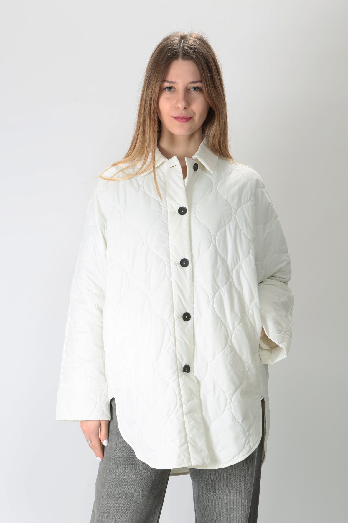 https://admin.shopify.com/store/gulieshop/products/9037169000797#:~:text=Invia-,L.%20Conti%20Piumino%20leggero%20oversize%20F4SW11,-Contenuto%20multimediale%201