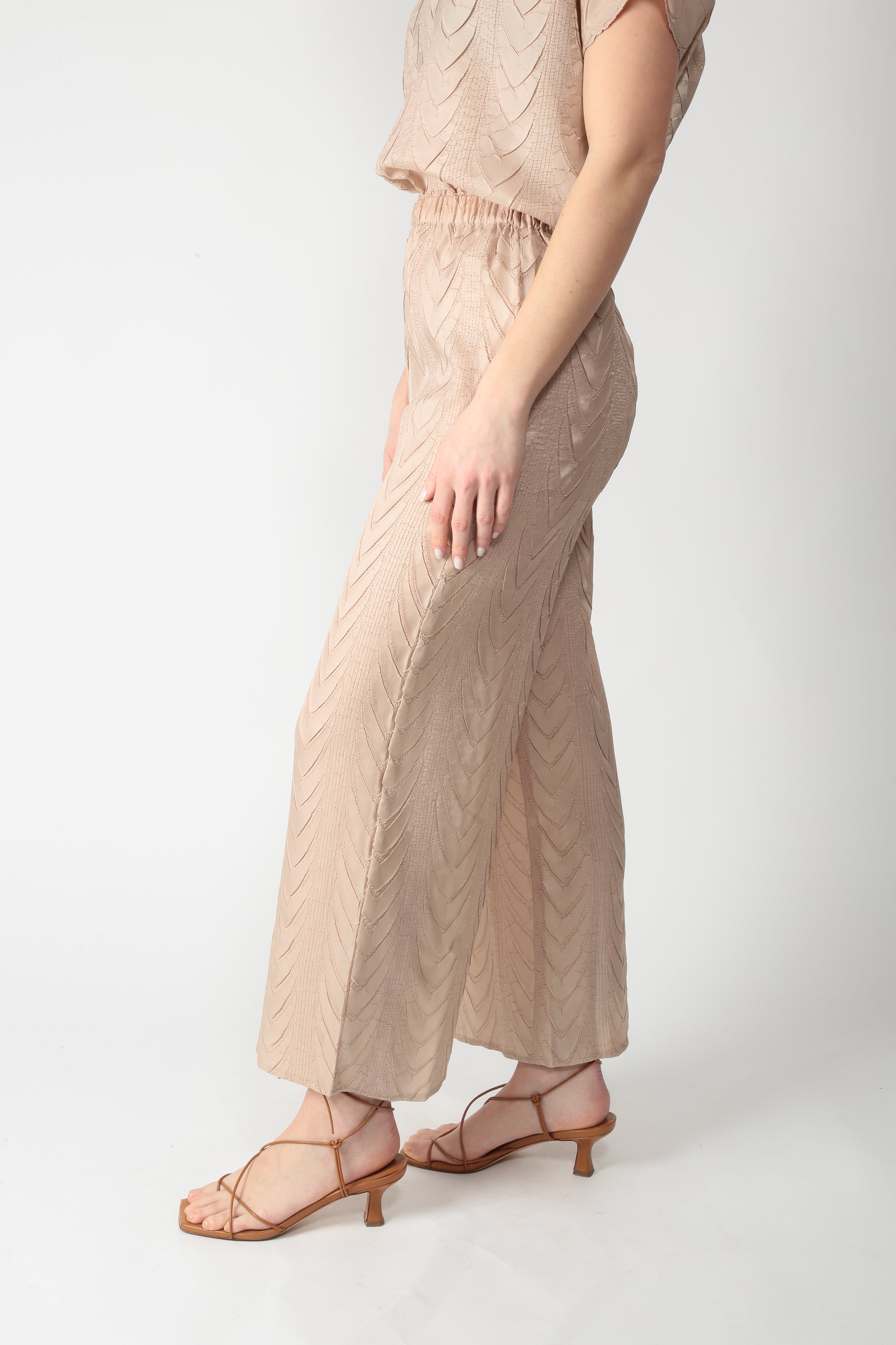 https://admin.shopify.com/store/gulieshop/products/15866795196765#:~:text=https%3A//www.gulieshop.it%20%E2%80%BA%20products%20%E2%80%BA%20meimeij%2Dpantalone%2Dampio%2Dm6py02